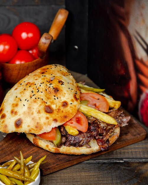 Brot Pita Fleisch Doner auf Holzbrett