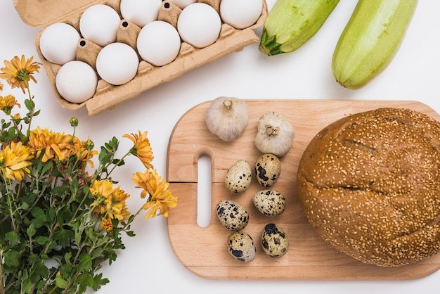 Brot und Eier auf Holzbrett