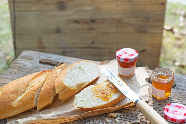 Brot und leckere Orangenmarmelade