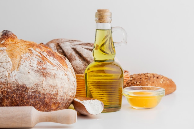 Brot und Olivenölflasche