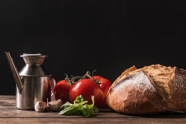 Kostenloses Foto brot und tomaten anordnung