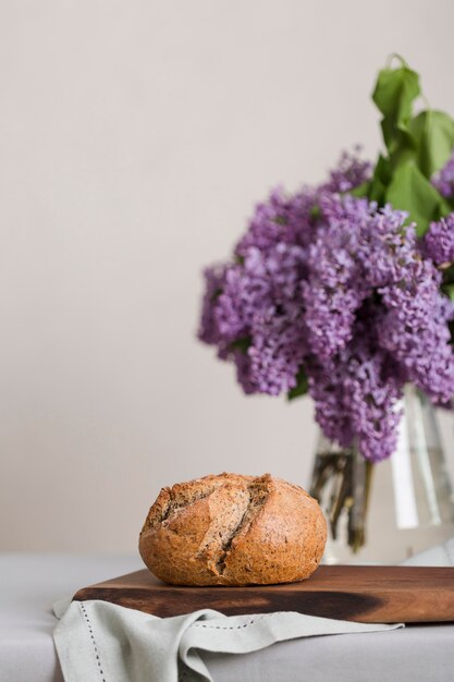 Brotanordnung mit Blumen