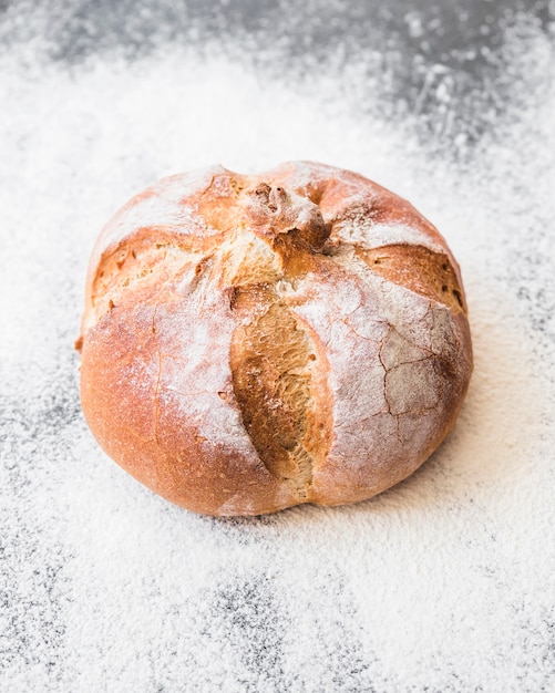 Brotbrötchen auf dem Desktop mit Mehl