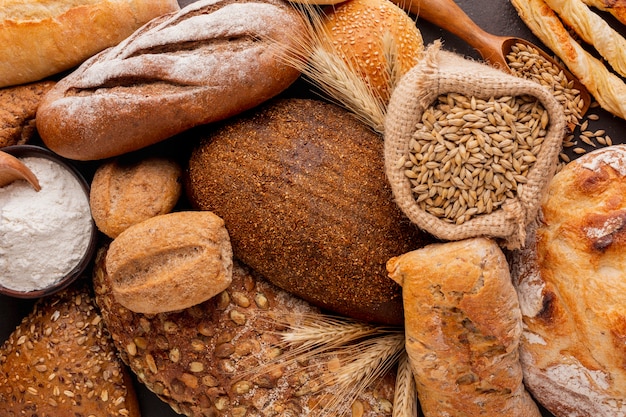 Brotkruste auf einer Zusammenstellung des Gebäcks