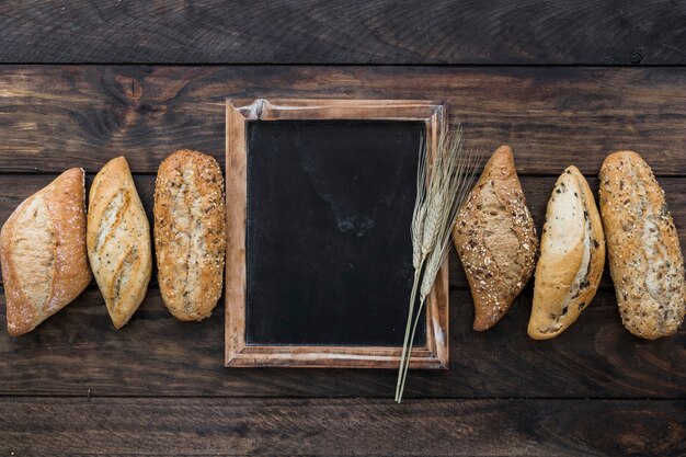 Brotlaibe mit Tafel auf dem Desktop