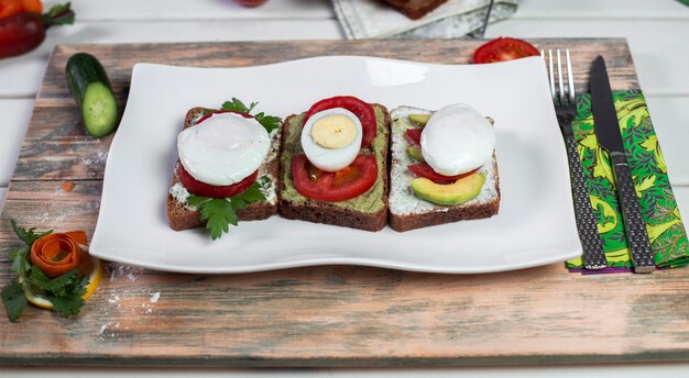 Brotsandwiches mit Mozarella, gekochtem Ei und Tomaten