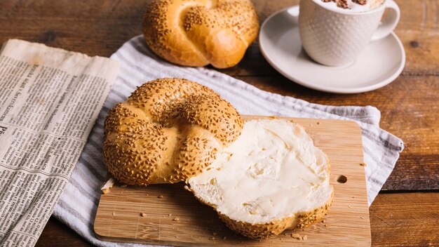 Brotscheibe mit Käse auf dem Tisch verteilt