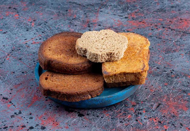 Brotscheiben getrennt in einer blauen Servierplatte.