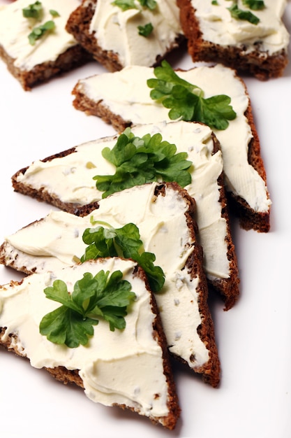 Brotscheiben mit Frischkäse