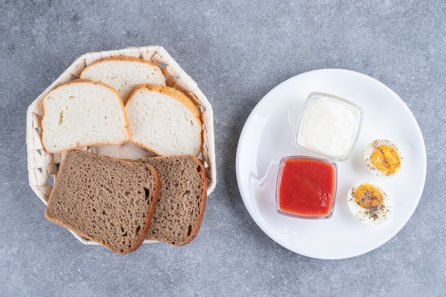 Brotscheiben mit gekochtem Ei und Sauce. Hochwertiges Foto