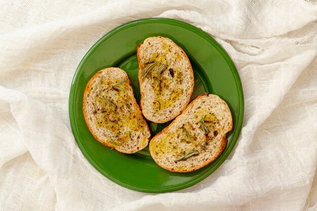 Brotscheiben mit Olivenöl auf Tuch