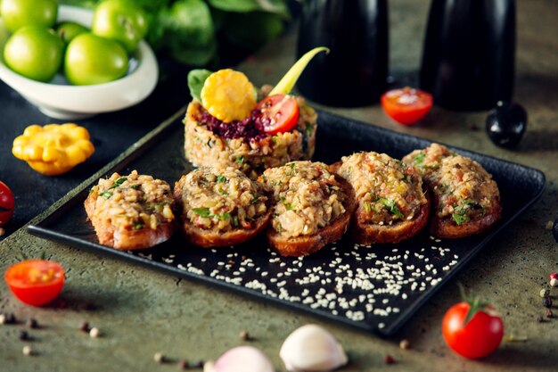 Brotscheiben mit Salat darüber