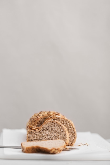 Brotscheiben mit weißem Hintergrund