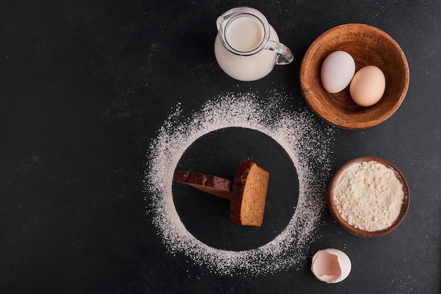 Kostenloses Foto brotscheiben mit zutaten herum, draufsicht.