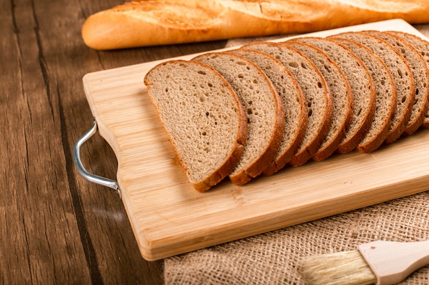 Brotscheiben und französisches Baguette