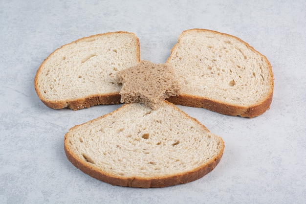 Brotscheiben und sternförmiges Brot auf Marmorhintergrund. Hochwertiges Foto