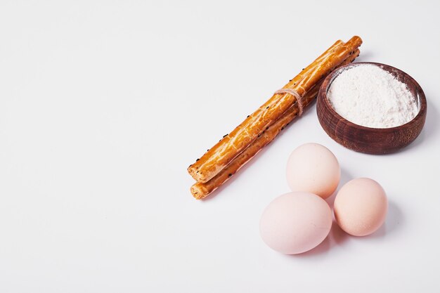 Brotstangen mit Zutaten auf Weiß.