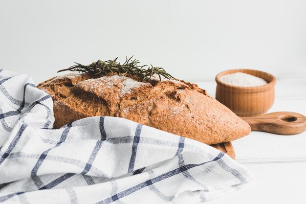 Brown backte Laibbrot mit Kraut