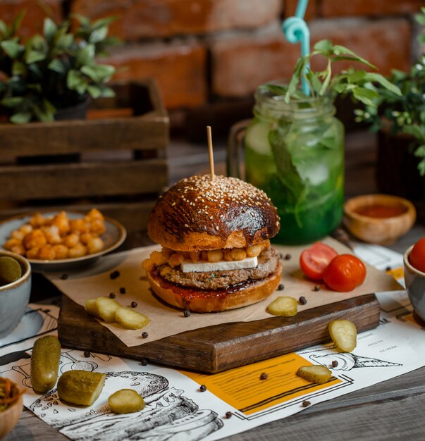 Brown-Brötchenburger mit turshu auf einem hölzernen Brett