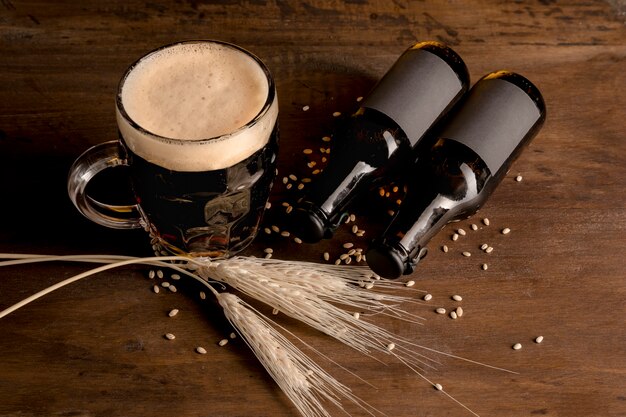 Brown-Flaschen Bier mit Glas Bier auf Holztisch