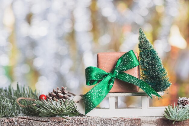 Brown Geschenk mit einem grünen Bogen