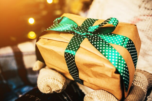 Brown Geschenk mit grüner Schleife