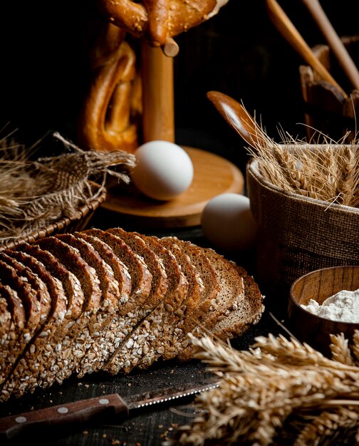 Brown geschnittenes Brot auf dem Tisch