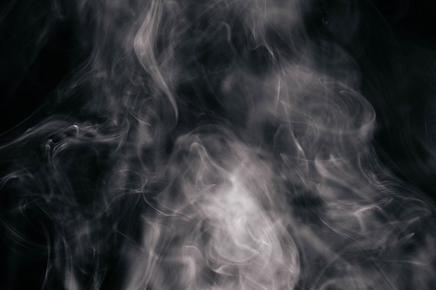 Brown-gewellter Rauch auf schwarzem Hintergrund