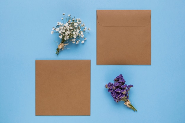 Brown-Hochzeitseinladungen mit blauem Hintergrund