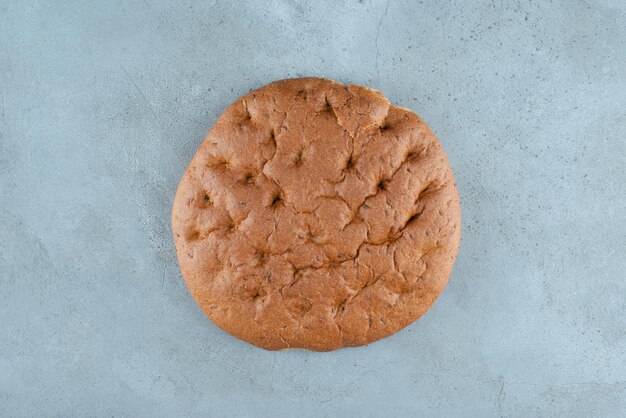 Brown-köstliches Brot auf Marmoroberfläche.