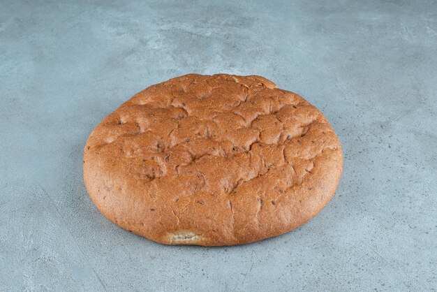 Brown-köstliches Brot auf Marmoroberfläche.