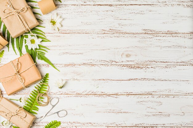 Brown-Paket gebunden mit Schnur und weißer Blume auf Schreibtisch