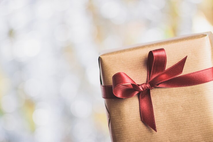 Kostenlose Foto brown-paket mit einer roten schleife