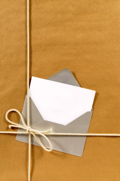 Brown Papierpaket mit Umschlag und leere Nachricht Karte