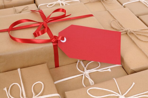 Brown Papierverpackungen mit roten Geschenk-Tag