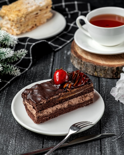 Brownie-Kuchen mit Erdbeere und schwarzem Tee