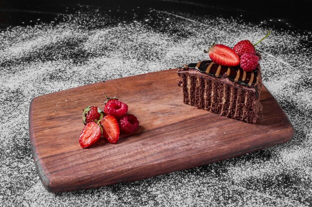 Brownie-Kuchenscheibe auf einer Holzplatte.