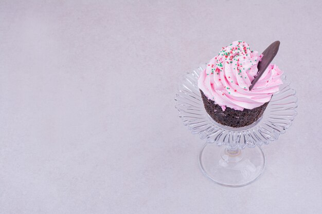 Brownie-Muffins mit rosa Creme auf der Oberseite