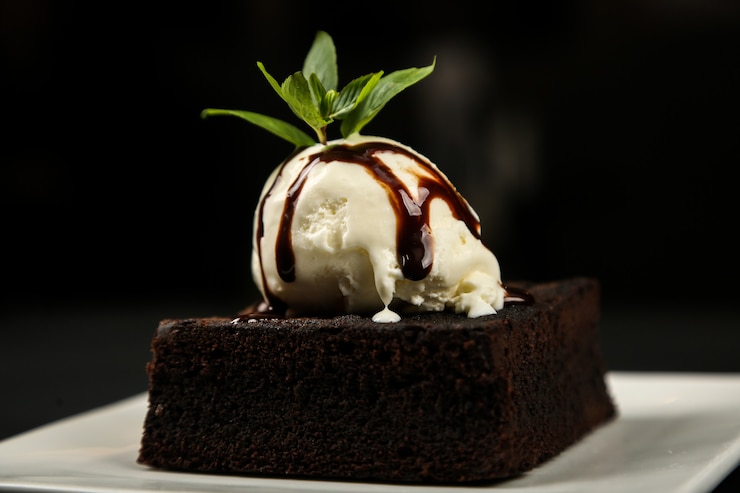 Kostenlose Foto brownie schokoladeneis minze zuckerpulver seitenansicht