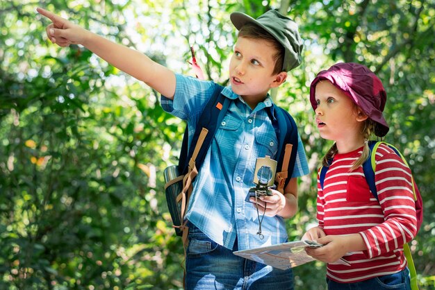 Bruder, der seiner Schwester zeigt, wohin man geht