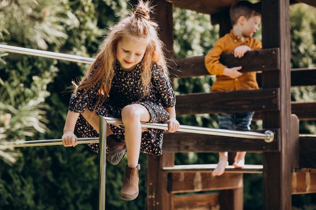 Kostenloses Foto bruder mit schwester, die spaß im hinterhof hat