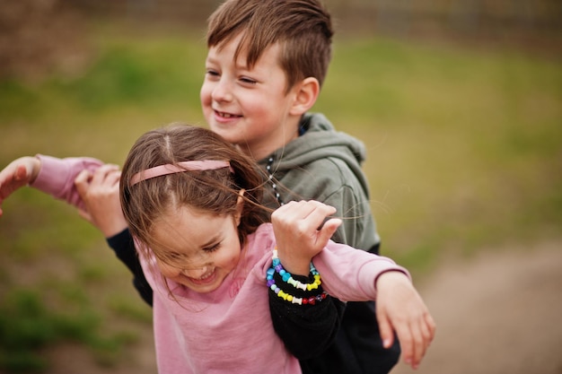 Bruder mit Schwester spielen im Weinberg