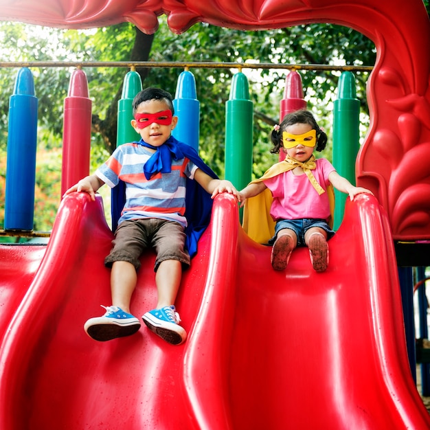 Bruder-Schwester-Mädchen-Jungen-Kinderfreude-spielerisches Freizeit-Konzept