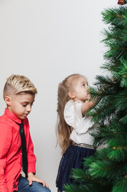 Bruder und Schwester, die Weihnachtsbaum verzieren