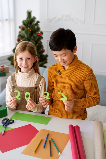 Bruder und Schwester feiern gemeinsam Silvester zu Hause