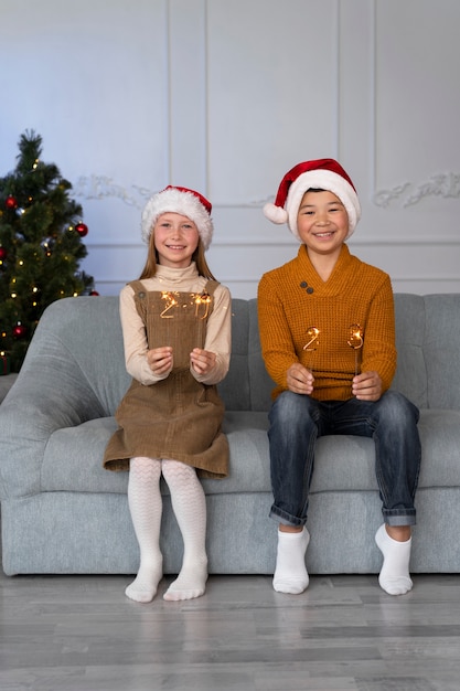 Bruder und Schwester feiern gemeinsam Silvester zu Hause