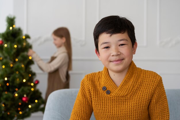 Bruder und Schwester feiern gemeinsam Silvester zu Hause