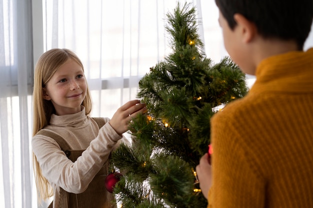 Bruder und Schwester feiern gemeinsam Silvester zu Hause