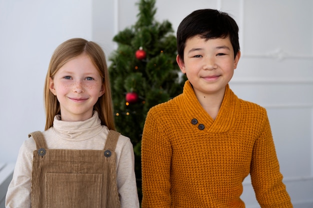 Bruder und Schwester feiern gemeinsam Silvester zu Hause