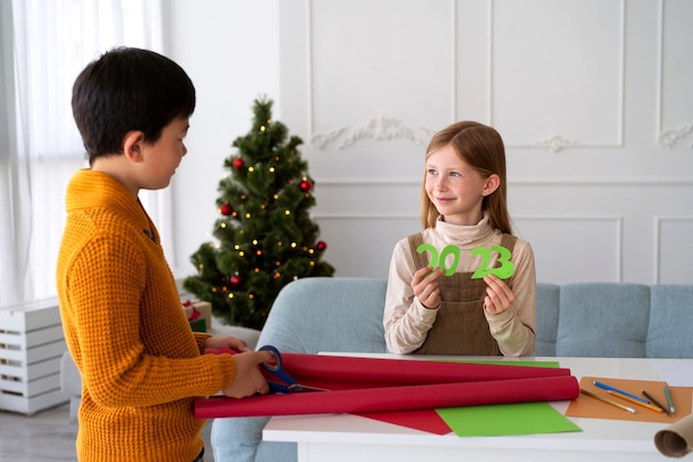 Bruder und Schwester feiern gemeinsam Silvester zu Hause